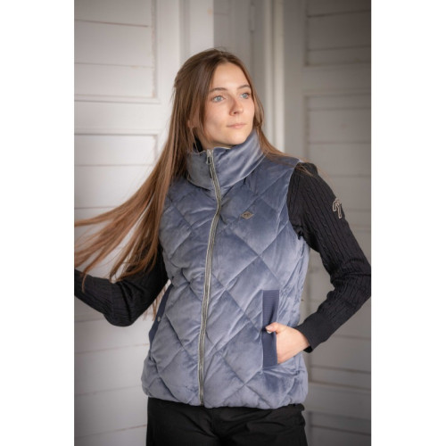 Vesta Reversibila Penelope Chouki 